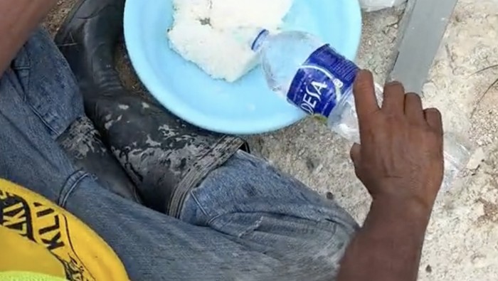 Makan Nasi Pakai Kuah Air Putih, Pekerja Bangunan Ini Bikin Netizen Sedih