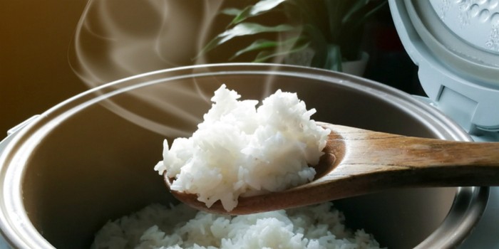 Makan Nasi Pakai Kuah Air Putih, Pekerja Bangunan Ini Bikin Netizen Sedih