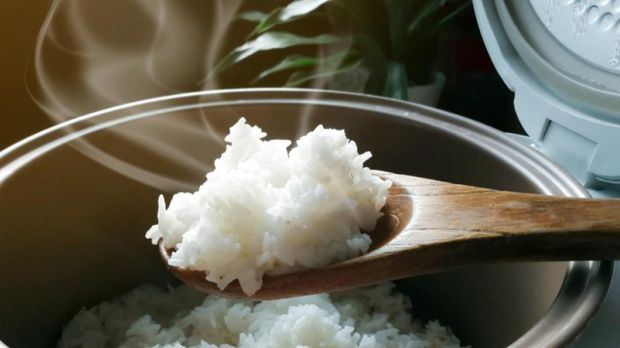 Makan Nasi Pakai Kuah Air Putih, Pekerja Bangunan Ini Bikin Netizen Sedih