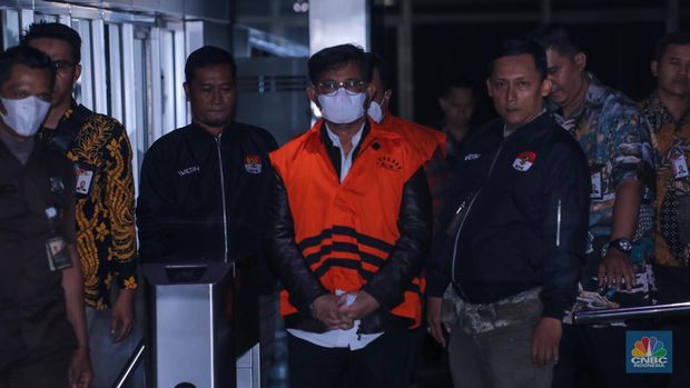 Mantan Menteri Pertanian Syahrul Yasin Limpo (SYL) dan Direktur Alat dan Mesin Kementan Muhammad Hatta mengenakan rompi oranye usai ditetapkan tersangka di gedung Merah Putih KPK, Jakarta, Jumat (13/10/2023). (CNBC Indonesia/Faisal Rahman)