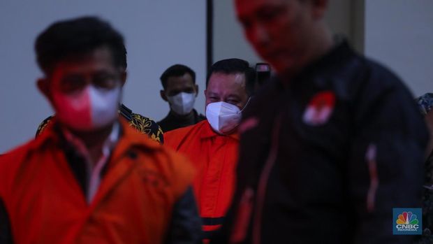 Mantan Menteri Pertanian Syahrul Yasin Limpo (SYL) dan Direktur Alat dan Mesin Kementan Muhammad Hatta mengenakan rompi oranye usai ditetapkan tersangka di gedung Merah Putih KPK, Jakarta, Jumat (13/10/2023). (CNBC Indonesia/Faisal Rahman)
