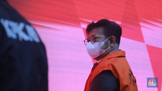 Mantan Menteri Pertanian Syahrul Yasin Limpo (SYL) dan Direktur Alat dan Mesin Kementan Muhammad Hatta mengenakan rompi oranye usai ditetapkan tersangka di gedung Merah Putih KPK, Jakarta, Jumat (13/10/2023). (CNBC Indonesia/Muhammad Sabki)