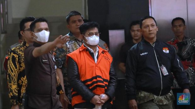 Mantan Menteri Pertanian Syahrul Yasin Limpo (SYL) dan Direktur Alat dan Mesin Kementan Muhammad Hatta mengenakan rompi oranye usai ditetapkan tersangka di gedung Merah Putih KPK, Jakarta, Jumat (13/10/2023). (CNBC Indonesia/Muhammad Sabki)