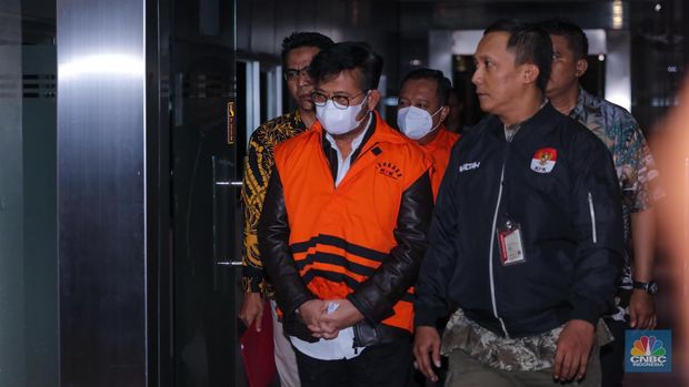 Mantan Menteri Pertanian Syahrul Yasin Limpo (SYL) dan Direktur Alat dan Mesin Kementan Muhammad Hatta mengenakan rompi oranye usai ditetapkan tersangka di gedung Merah Putih KPK, Jakarta, Jumat (13/10/2023). (CNBC Indonesia/Faisal Rahman)
