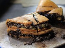 Autentik! 5 Gerai Martabak Legendaris Ini Masaknya Masih Pakai Arang