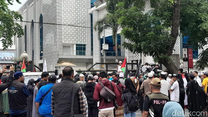 Massa aksi solidaritas Palestina saat berorasi di depan kantor DPRD Sumut