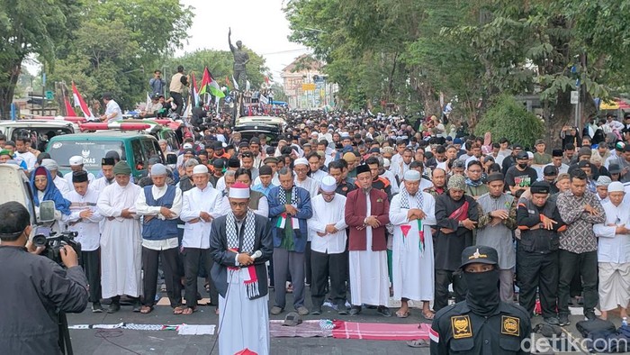 Massa bela aksi Palestina salat asar dan salat gaib berjamaah di Jalan Slamet Riyadi Solo, Jumat (13/10/2023).
