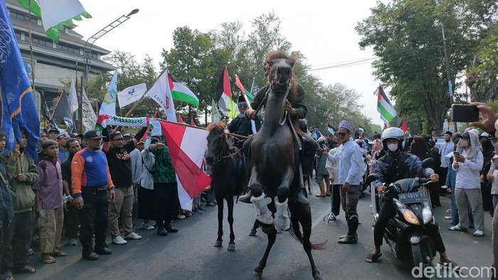 Massa berkuda ikut aksi bela Palestina di Bundaran Gladak Solo, Jumat (13/10/2023).