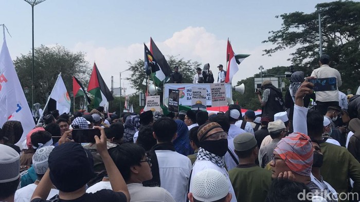Massa Forum Ukhuwah Islamiyah (FUI) DIY memadati kawasan Titik Nol Kilometer Kota Jogja, Jumat (13/10/2023). Mereka menyuarakan dukungan kepada Palestina. Massa Forum Ukhuwah Islamiyah (FUI) DIY memadati kawasan Titik Nol Kilometer Kota Jogja, Jumat (13/10/2023). Mereka menyuarakan dukungan kepada Palestina.