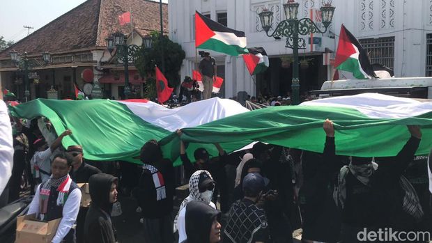Massa memadati kawasan Titik Nol Kilometer Kota Jogja, Jumat (13/10/2023). Mereka menyuarakan dukungan kepada Palestina. Massa memadati kawasan Titik Nol Kilometer Kota Jogja, Jumat (13/10/2023). Mereka menyuarakan dukungan kepada Palestina.