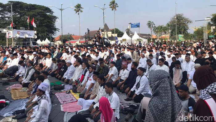 Massa menggelar salat Asar berjemaah di Titik Nol Kilometer Kota Jogja, Jumat (13/10/2023).