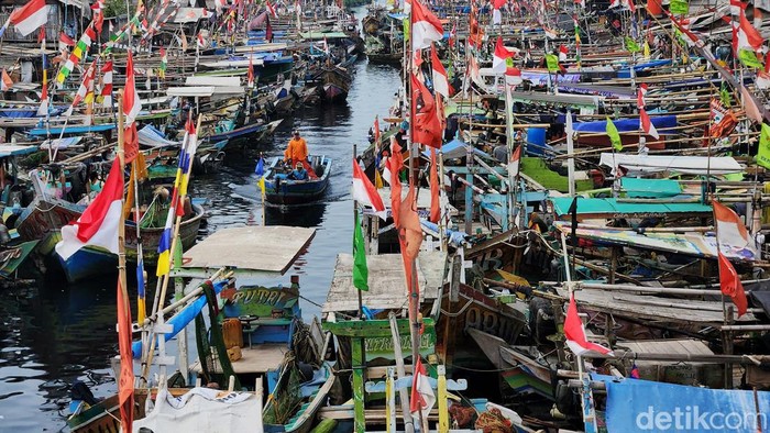 Deretan kapal nelayan terparkir di kawasan Pantai Mauk, Kabupaten Tangerang, Banten beberapa waktu lalu. Menurut penelitian Ocean Panel yang dirilis 23 September lalu, membangun budaya pesisir dan kelautan mampu mengerem laju perubahan iklim dengan pengurangan emisi hingga 35 persen pada 2050.