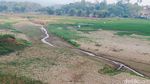 Warga Bandung Tanam Cabai di Dasar Sungai Cibitung