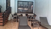 Dulunya hotel ini merupakan rumah biasa yang juga digunakan sebagai tempat usaha batik, sebagaimana mata pencaharian mayoritas warga Prawirotaman pada masa itu.  