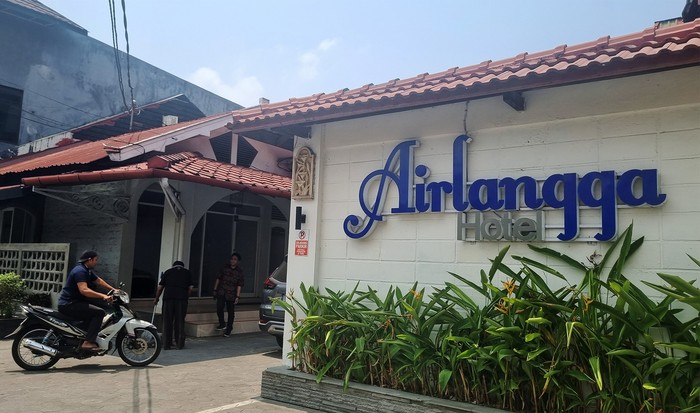 Hotel Airlangga menjadi pionir berkembangnya Prawirotaman menjadi Kampung Turis. Bangunan hotel ini berdiri tidak jauh dari gerbang Prawirotaman I, Yogyakarta.