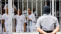 Narapidana berdiri di sel mereka di Pusat Tahanan Terorisme (Centro de Confinamiento del Terrorismo atau Cecot) di Tecoluca, El Salvador, Kamis (12/10/2023). Cecot telah menjadi simbol Presiden Nayib Bukele dalam perang melawan gangster .  