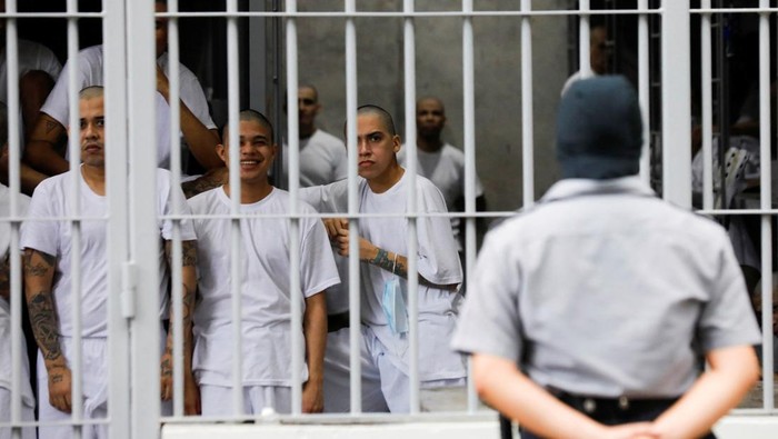 Mengunjungi Penjara Raksasa El Salvador, 'Rumah' Ribuan Napi Gangster Inmates exercise, during a tour in the