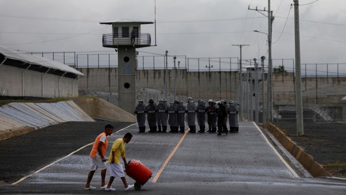 Mengunjungi Penjara Raksasa El Salvador, 'Rumah' Ribuan Napi Gangster Inmates exercise, during a tour in the