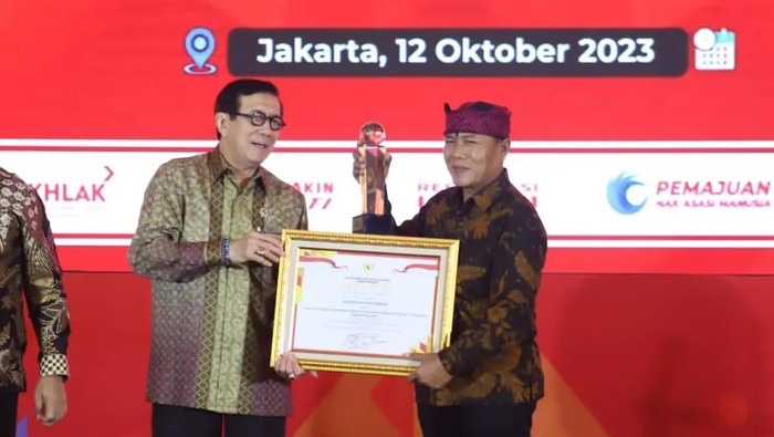 MenkumHAM Yasonna Laoly memberikan penghargaan JDIHN kepada Asisten Pemerintahan dan Kesejahteraan Rakyat Banyuwangi Arief Setyawan di Jakarta.