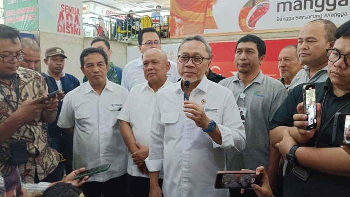 Menteri Perdagangan Zulkifli Hasan mengunjungi Pasar Tanah Abang