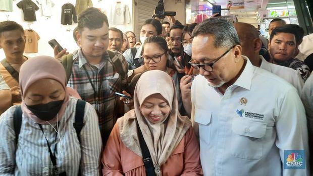 Menteri Perdagangan Zulkifli Hasan sidak ke Pasar Tanah Abang, Jakarta Pusat. (CNBC Indonesia/Firda Dwi Muliawati)
