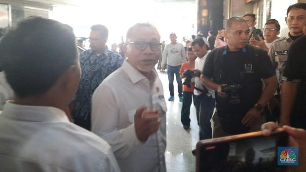 Menteri Perdagangan Zulkifli Hasan sidak ke Pasar Tanah Abang, Jakarta Pusat. (CNBC Indonesia/Firda Dwi Muliawati)