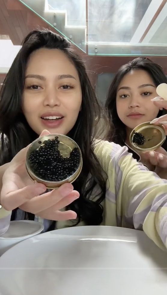 Mewah! Chef Arnold dan Rachel Vennya Ngemil Caviar Pakai Keripik dan Keju