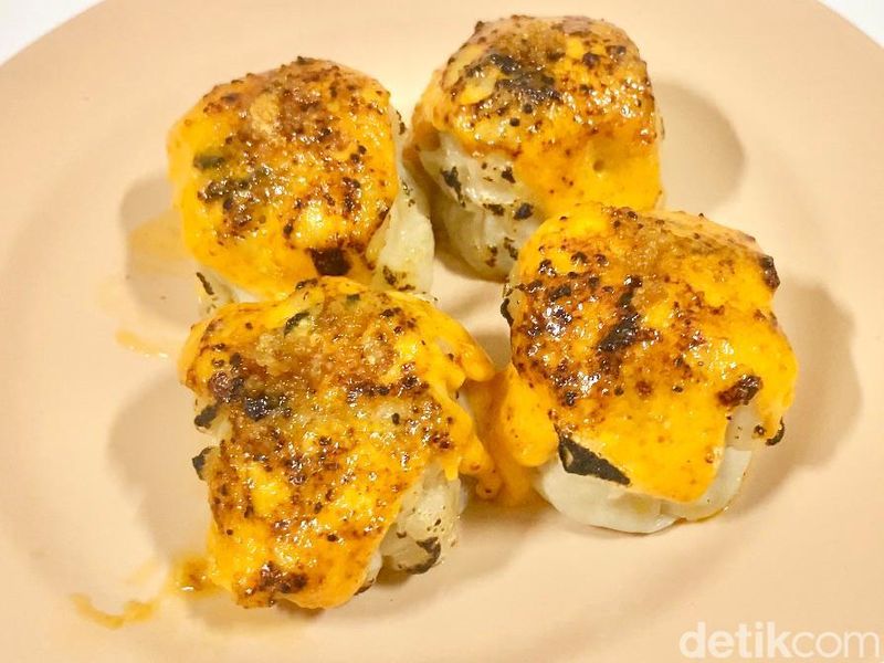 Mie Kepiting Ibu RT di Pasar Cipete yang sajikan mie garlic butter dengan kepiting soka