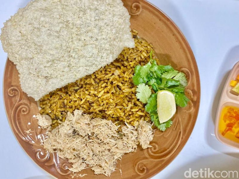 Mie Kepiting Ibu RT di Pasar Cipete yang sajikan mie garlic butter dengan kepiting soka