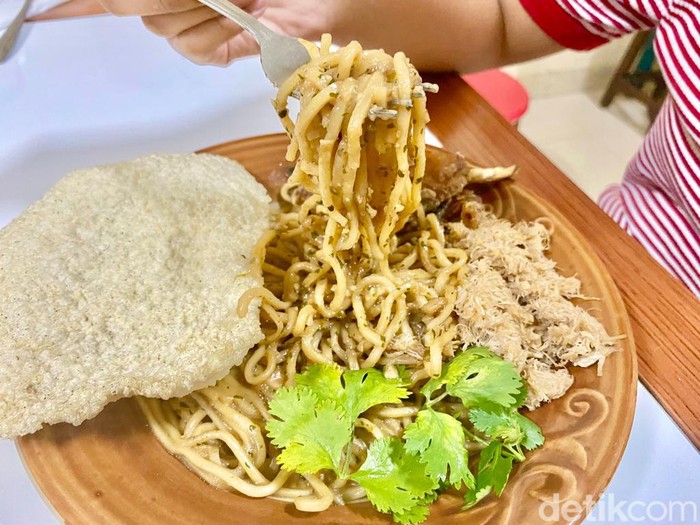Mie Kepiting Ibu RT di Pasar Cipete yang sajikan mie garlic butter dengan kepiting soka