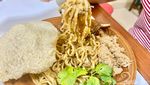 Mie Garlic Butter Topping Kepiting Soka Bisa Dicicip di Pasar Cipete
