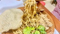 Satu porsi Mie Original Ultimate dibanderol Rp 80.000. Mie dimasak dengan bumbu garlic butter yang creamy dan gurih. Topping daging kepitingnya juga tampak melimpah dan kepiting soka pada sajian ini juga renyah. Foto: detikFood/Yenny Mustika Sari