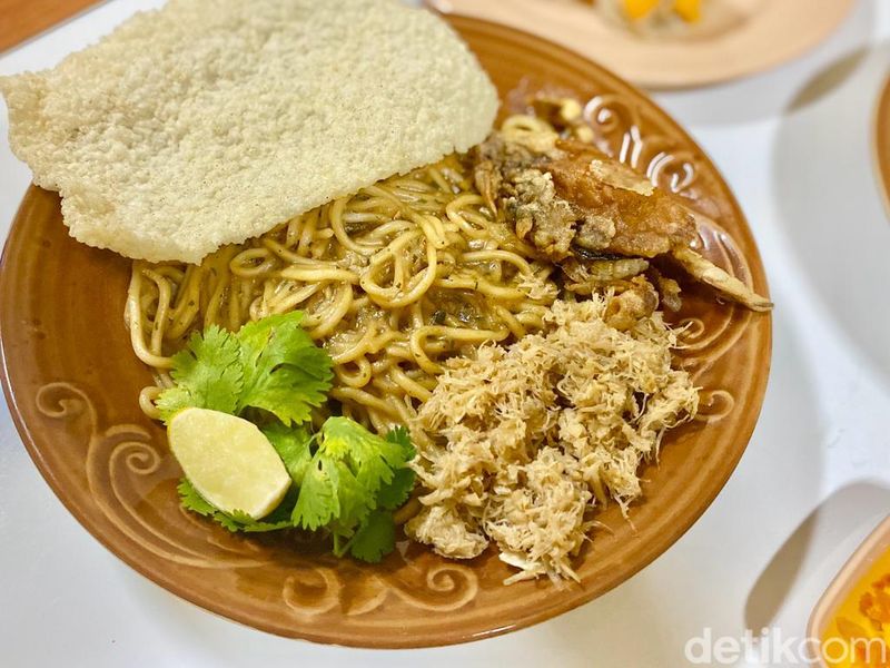 Mie Kepiting Ibu RT di Pasar Cipete yang sajikan mie garlic butter dengan kepiting soka