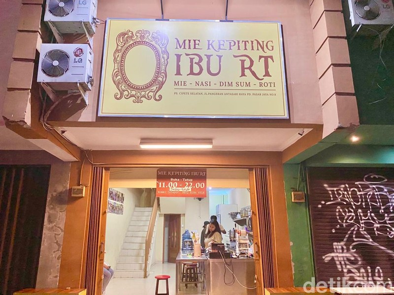 Mie Kepiting Ibu RT di Pasar Cipete yang sajikan mie garlic butter dengan kepiting soka