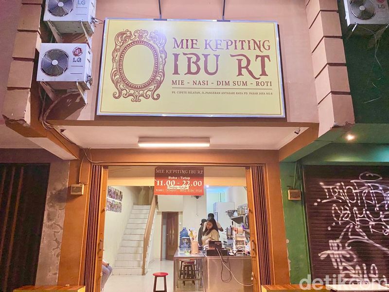 Mie Kepiting Ibu RT di Pasar Cipete yang sajikan mie garlic butter dengan kepiting soka
