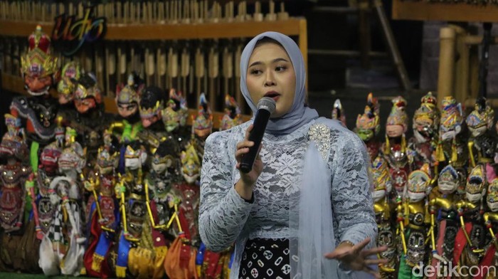 MIla Amalia mengenakan kebaya.
