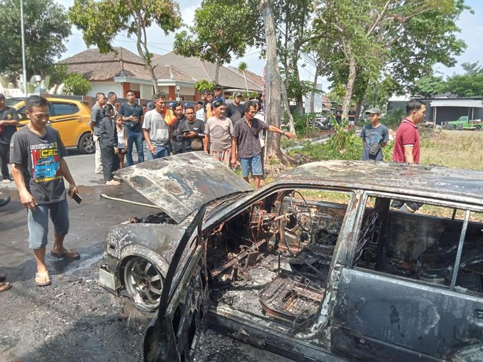 Mobil ludes terbakar di Kalasan, Sleman, Jumat (13/10/2023). Mobil ludes terbakar di Kalasan, Sleman, Jumat (13/10/2023).