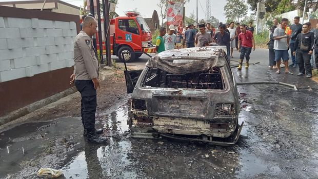 Mobil ludes terbakar di Kalasan, Sleman, Jumat (13/10/2023). Mobil ludes terbakar di Kalasan, Sleman, Jumat (13/10/2023).