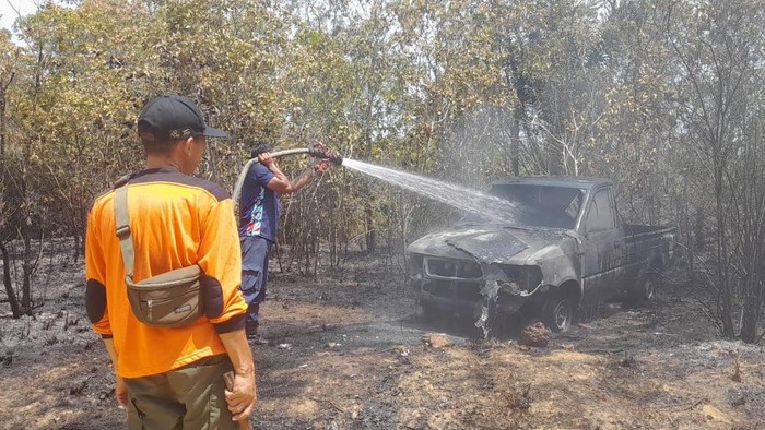 Mobil terbakar akibat karhutla di Bangka Barat.