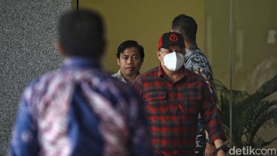Momen Tersangka Korupsi Kementan M Hatta Tiba di KPK
