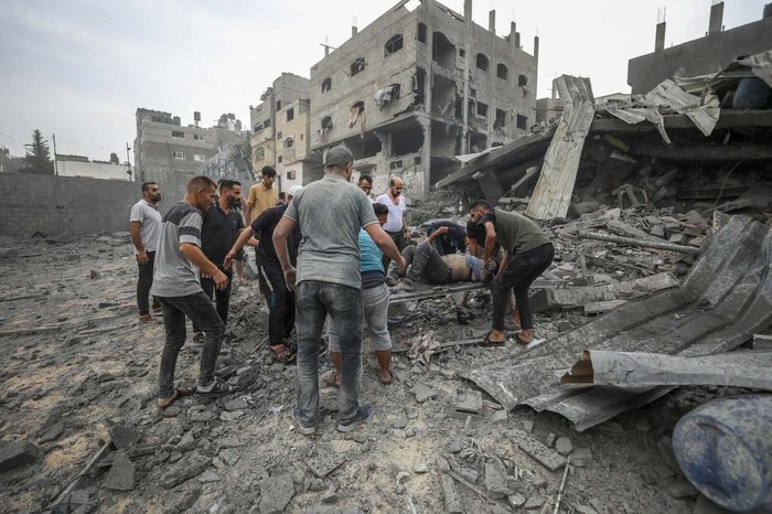 Palestinians evacuate the wounded following an Israeli aerial bombing on Jabaliya, near Gaza City, Wednesday, Oct.11, 2023 (AP Photo/Mohammad Al Masri)