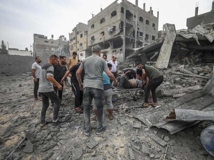 Palestinians evacuate the wounded following an Israeli aerial bombing on Jabaliya, near Gaza City, Wednesday, Oct.11, 2023 (AP Photo/Mohammad Al Masri)