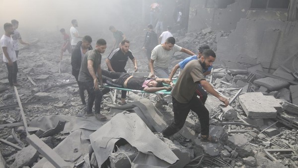 Momen Dramatis Evakuasi Korban Serangan Israel di Gaza