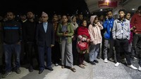 Anggota keluarga menunggu kedatangan warga yang dievakuasi dari Israel di Bandara Internasional Tribhuvan di Kathmandu, Nepal, Jumat (13/10/2023).  