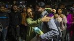 Momen Haru Warga Nepal Berhasil Pulang dari Israel