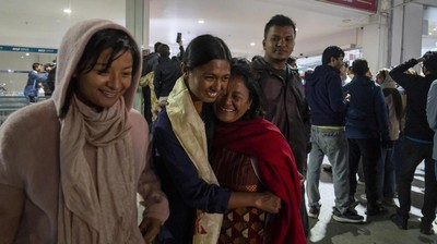 Momen Haru Warga Nepal Berhasil Pulang dari Israel