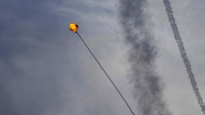 Momen Iron Dome Israel Berusaha Cegat Serangan Roket Hamas Hamas menyerang Israel menggunakan ribuan roket. Sementara Israel berusaha mencegatnya menggunakan satu sistem pertahanan udara Iron Dome.