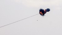 Roket Hamas meledak di udara usai dicegat oleh Iron Dome, Minggu (8/10/2023). Reuters/Amir Cohen.  
