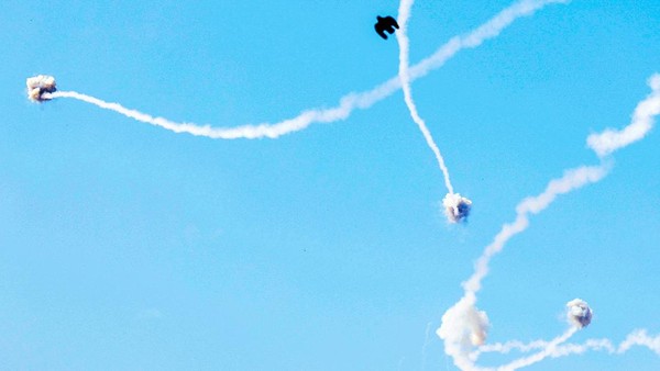 Momen Iron Dome Israel Berusaha Cegat Serangan Roket Hamas