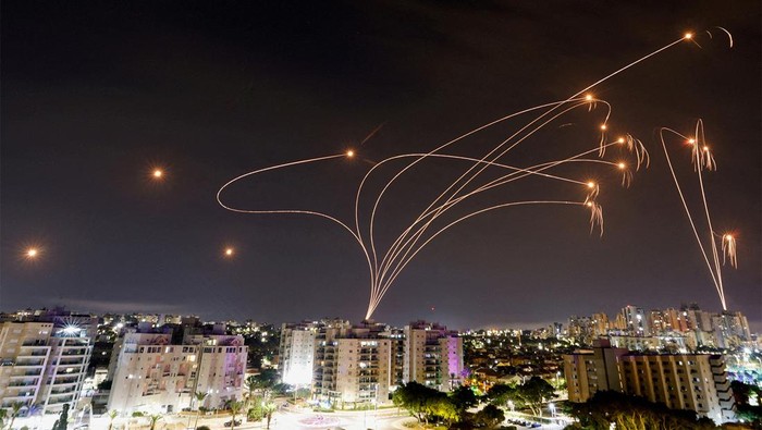 Momen Iron Dome Israel Berusaha Cegat Serangan Roket Hamas Hamas menyerang Israel menggunakan ribuan roket. Sementara Israel berusaha mencegatnya menggunakan satu sistem pertahanan udara Iron Dome.